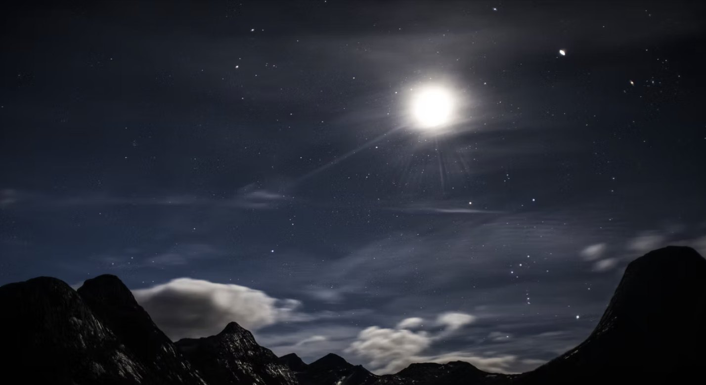 Nachtlandschaft: heller Mond und Sterne über dunklen Bergsilhouetten und tief hängenden Wolken