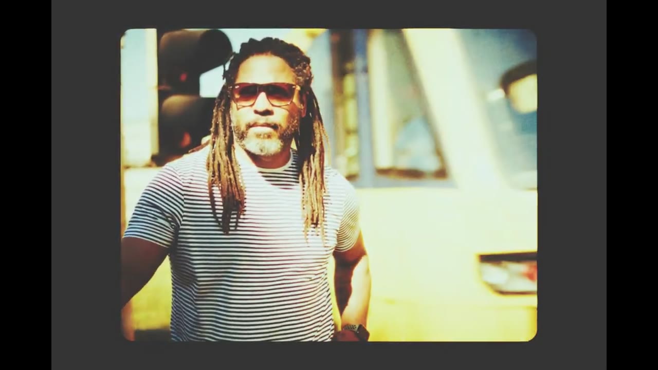 Roger William Smith mit Sonnenbrille und gestreiftem T-Shirt im Musikvideo Mr Conductor Man, in einem Vintage-Rahmen