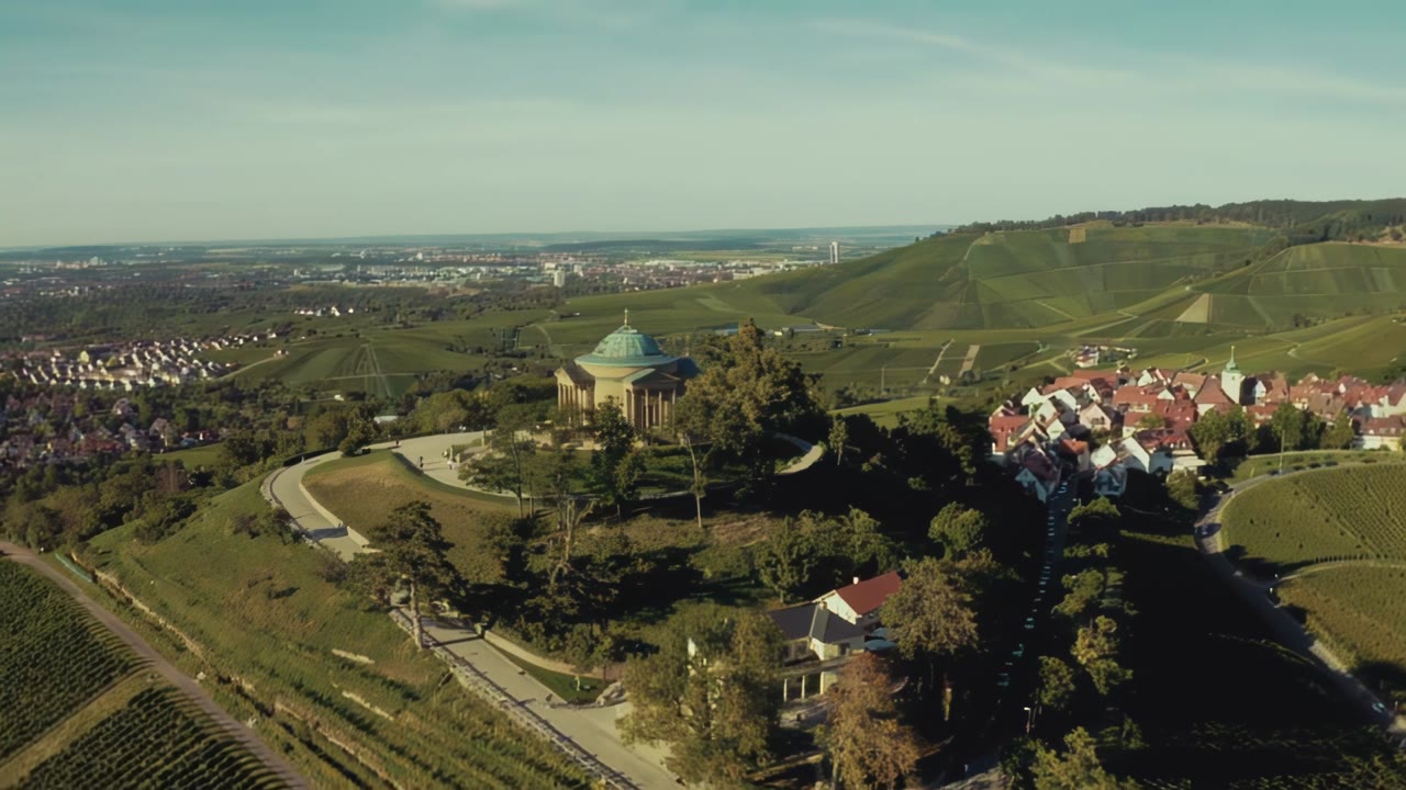 Drohnenaufnahme über Weinberge und Dörfer bei Stuttgart mit der Grabkapelle auf dem Württemberg