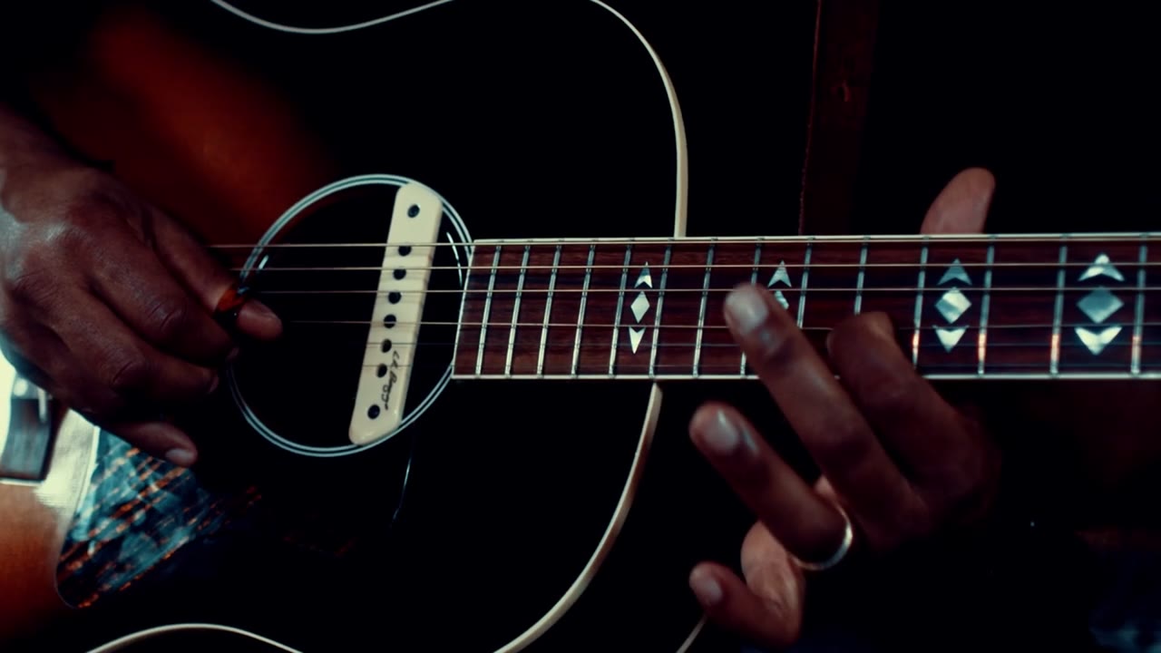 Die Hände von Roger William Smith beim Gitarrespielen im Musikvideo Mama Knows
