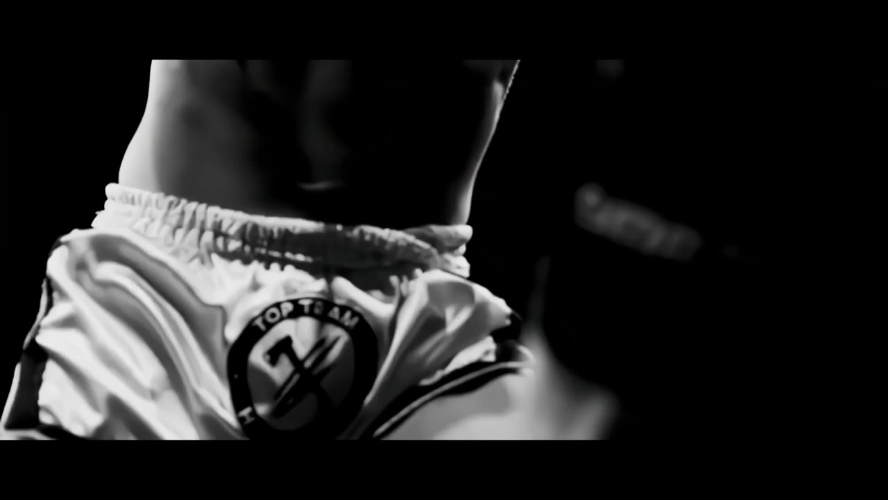 To Live and Die Muay Thai: Schwarzweiß-Nahaufnahme der Muay-Thai-Shorts eines Kämpfers