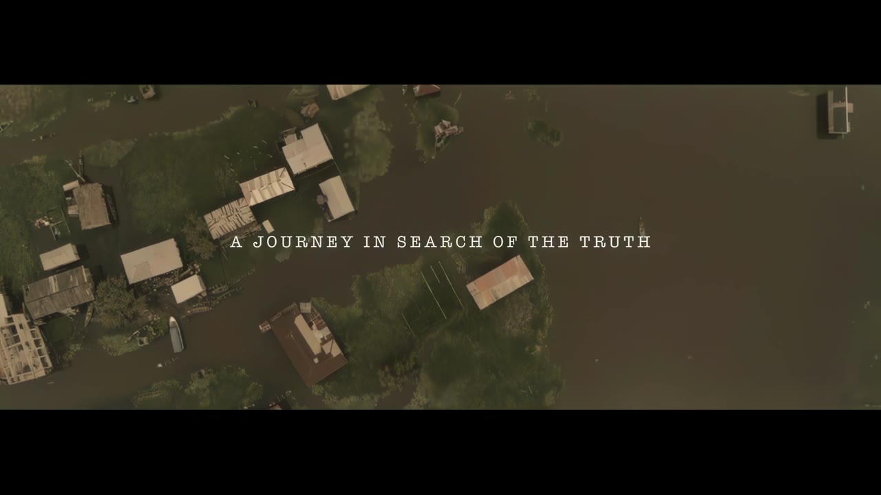 Trailer zu Dying to Clothe You: Luftaufnahme eines überfluteten Dorfes mit den Worten 'A journey in search of the truth'