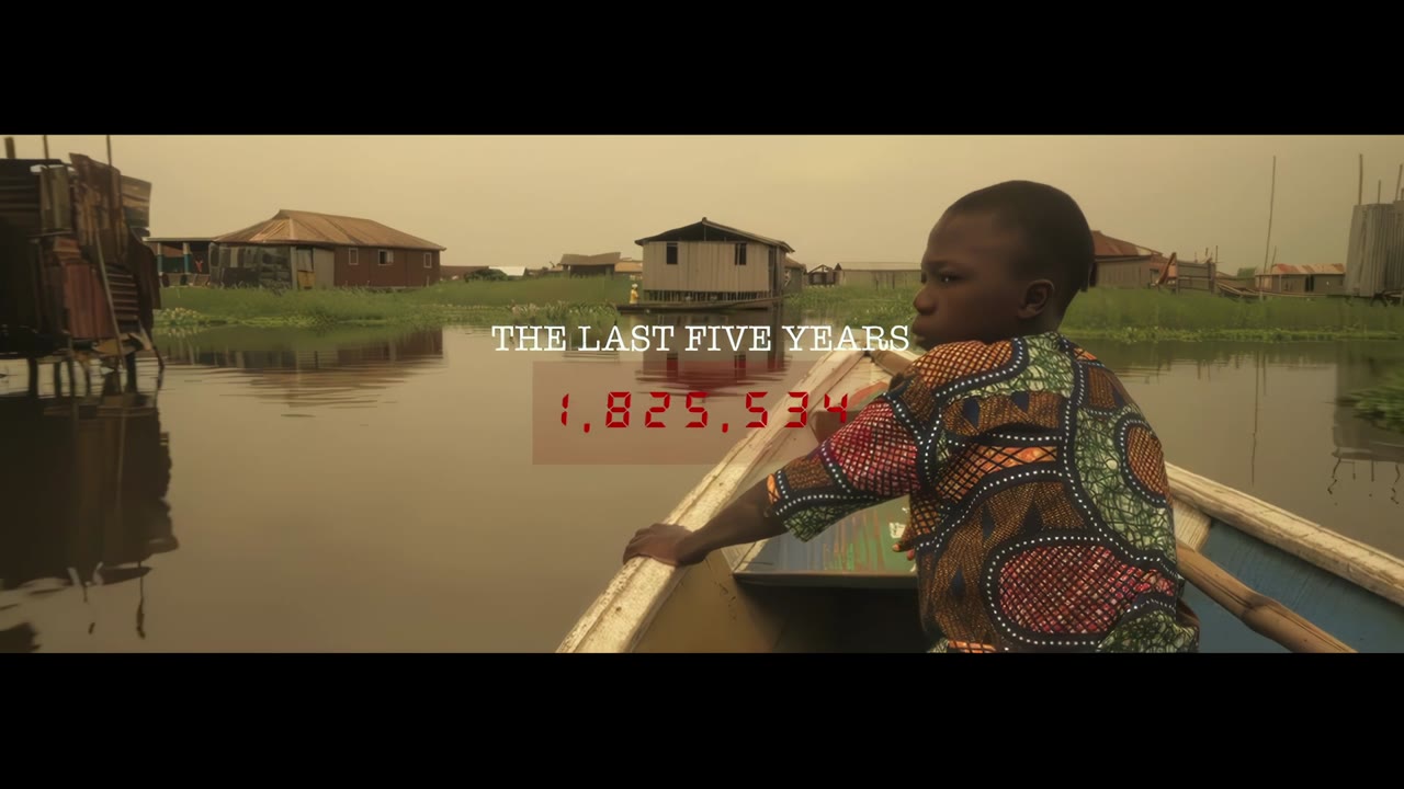 Trailer zu Dying to Clothe You: ein Kind in einem Boot auf dem Wasser mit eingeblendetem Zähler