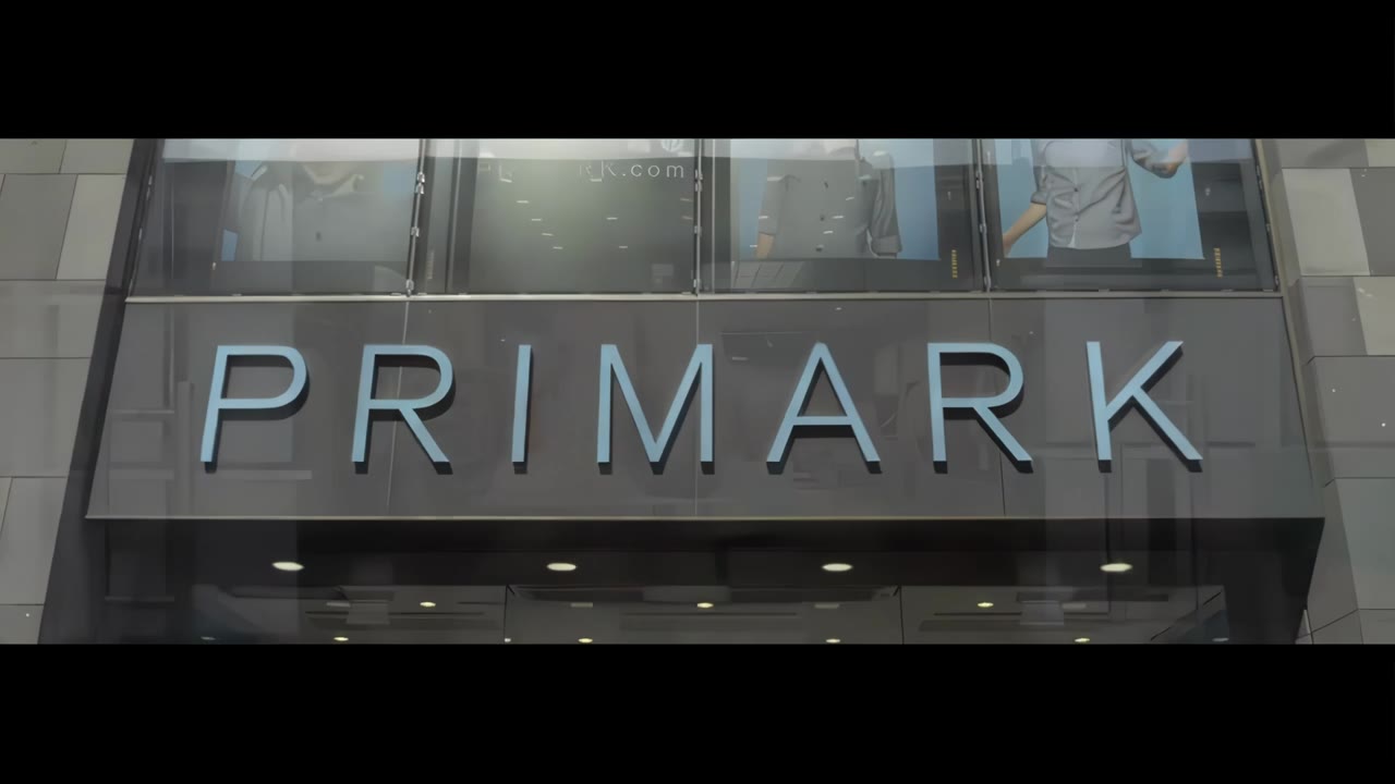 Trailer zu Dying to Clothe You: das Primark-Schild an einer Ladenfront