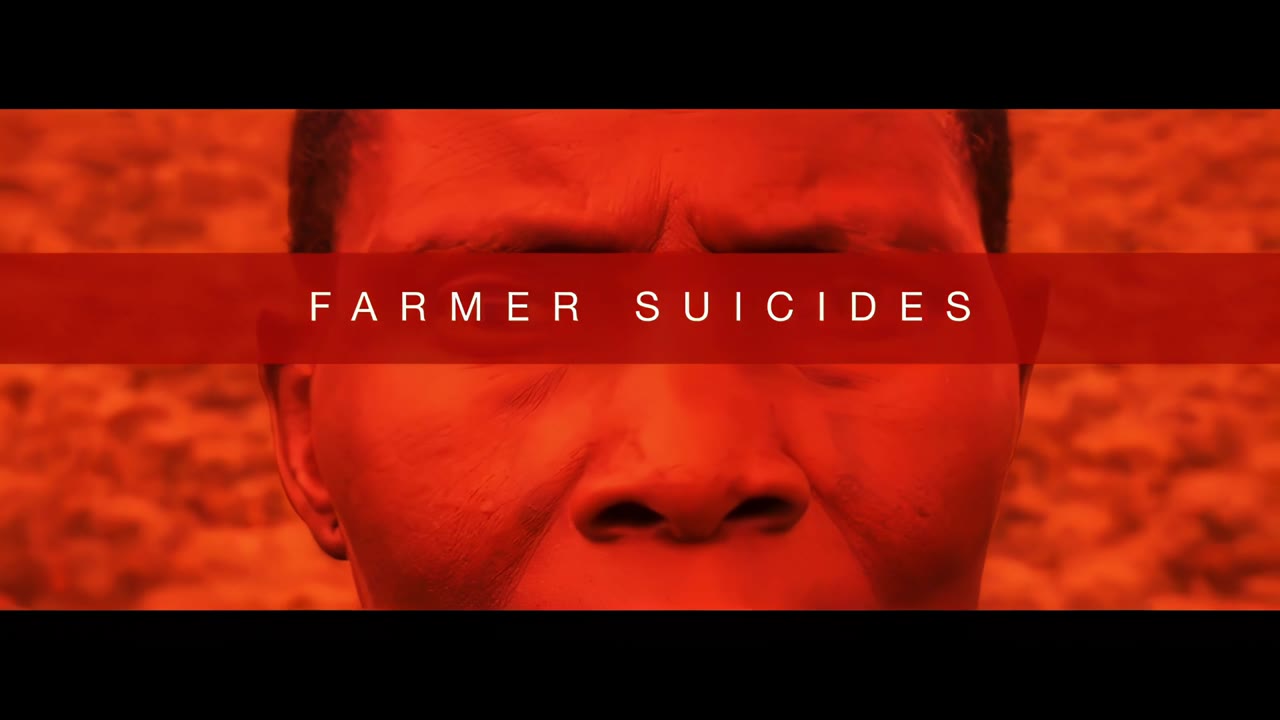 Trailer zu Dying to Clothe You: Nahaufnahme eines Männergesichts in Rot mit den Worten 'Farmer suicides'
